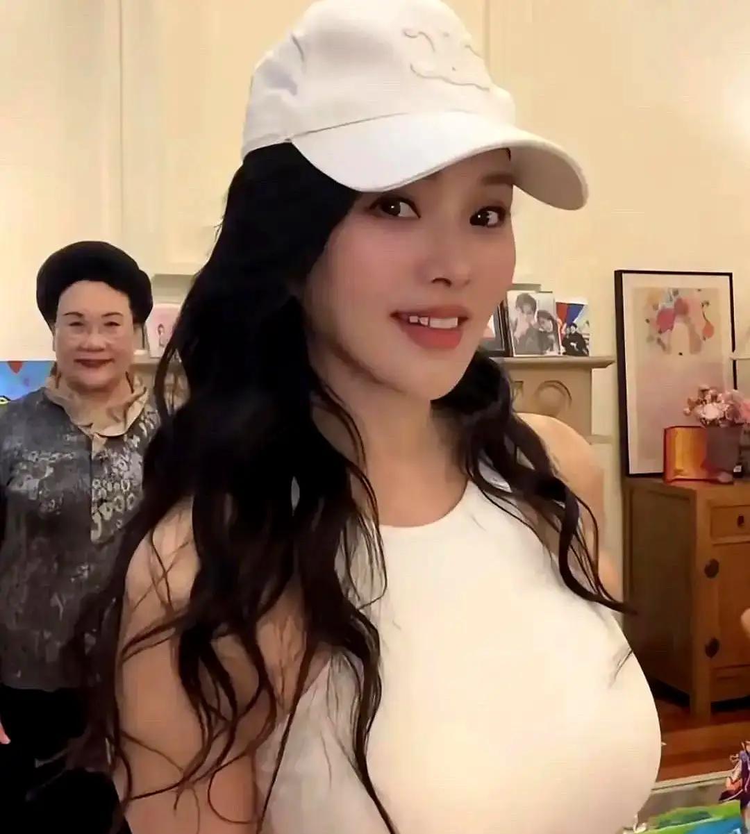 57岁想隆胸？伊能静直播一句话，秦昊的回应让全网炸了锅。这对夫妻的相处模式，