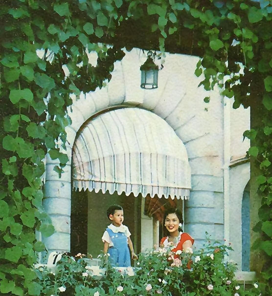 诗丽吉王后子女对她够孝顺的，她手抚死去情人保镖的脸，无限哀伤。泰王和诗琳通公主也