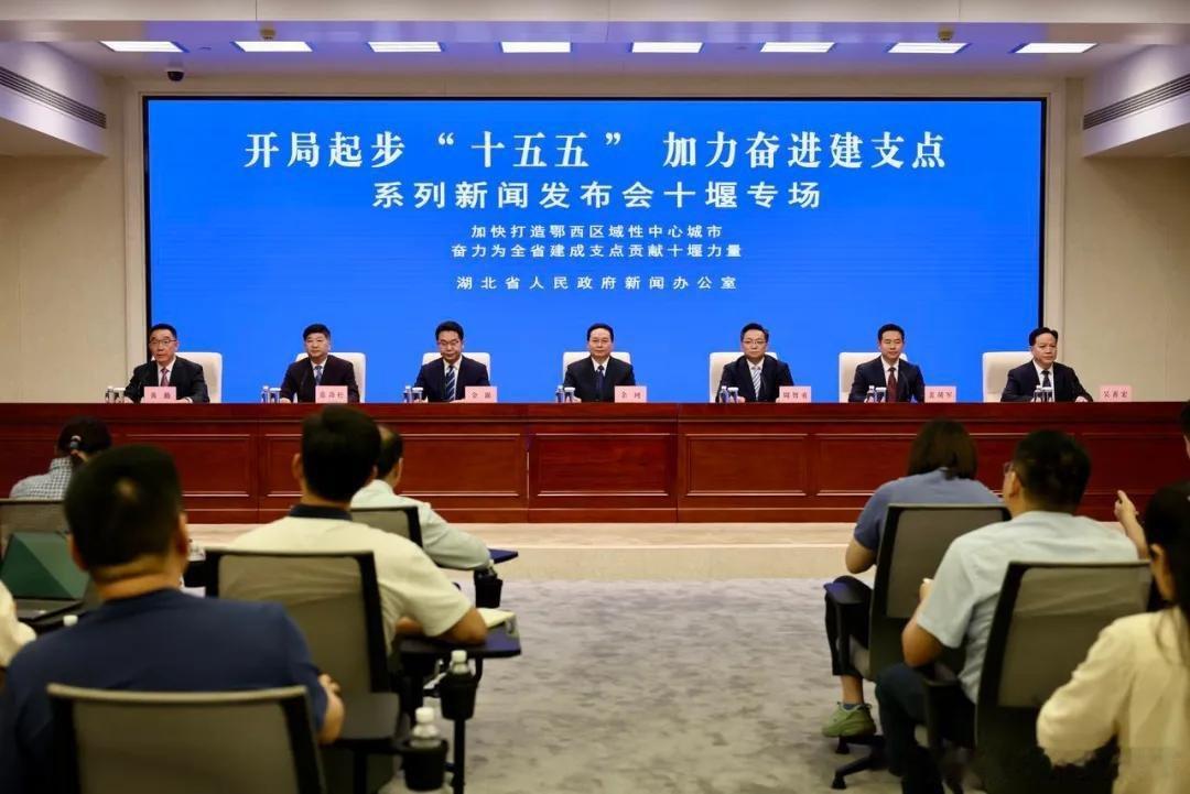 十堰西十高铁开通后十堰停靠列车增至近百列，打造连接华中与西北的黄金旅游廊道西十