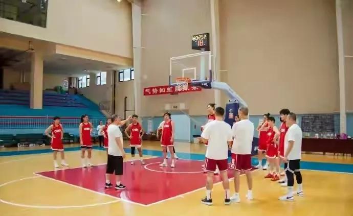 中国女篮结束第一周夏训张子宇因为高原反应比较大还在逐渐适应老宫，应该到珠峰顶