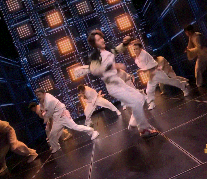 王一博《闪耀动起来》燃炸央视春晚，收视瞬间创高峰。大家更是把目光都放在王一博让人