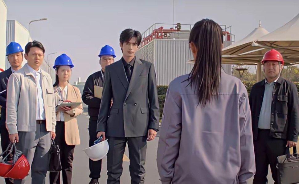 偶像剧里男主角的仪态可是重中之重，他却既高低肩，走路还同手同脚，这种情况我还是头