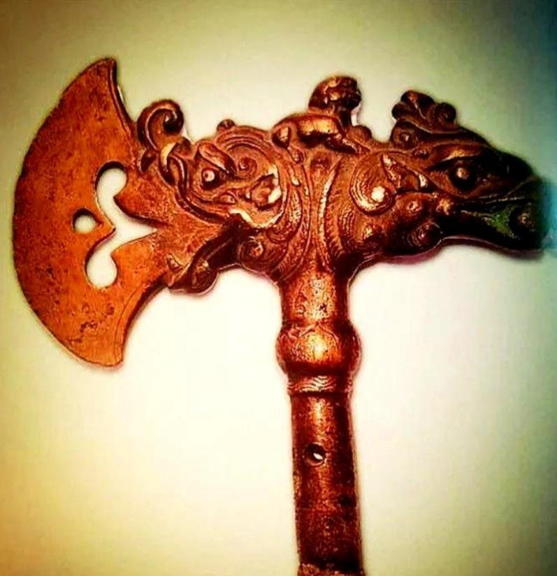 1968年，内蒙古一村民打猎，追赶野兔进了一座山洞，竟发现一把金斧头，正要去捡时