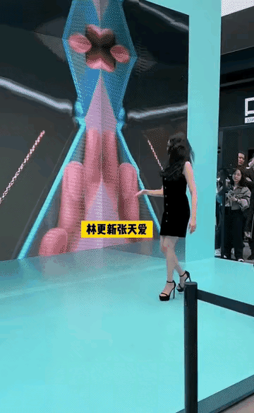 看看张天爱、林更新的活动现场图明显感觉林更新有避嫌的意思，全身散发着莫挨老子的