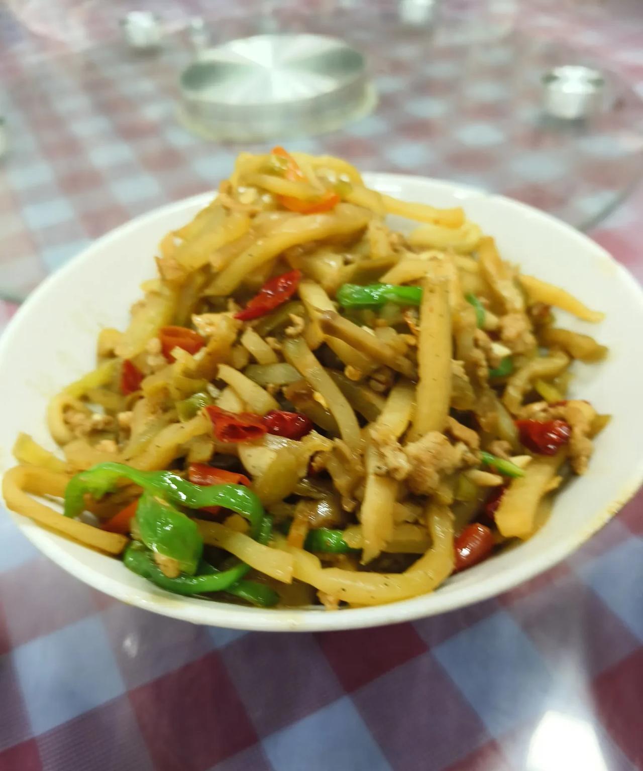 回老家了，觉得什么都好吃。从2003年到河南上大学开始，家乡就离我越来越远了。