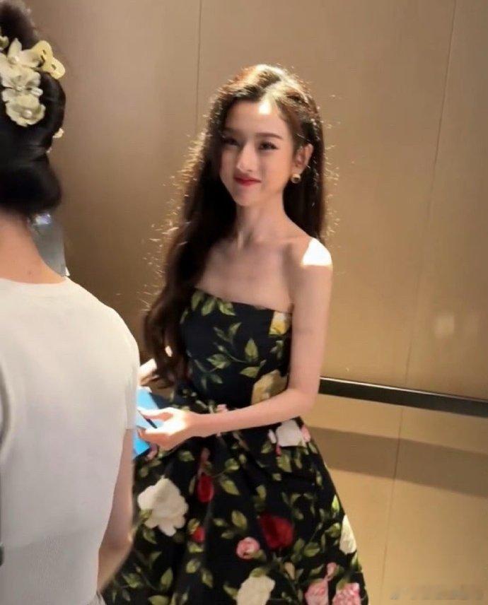 近距离目睹宋祖儿，仿若纸片人般纤瘦，不禁感叹娱乐圈审美之畸。骨感之美虽吸睛，却也