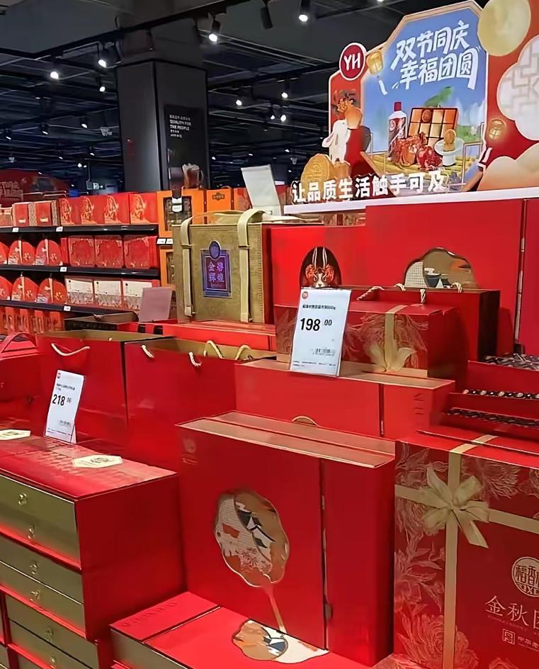 中秋还没到，月饼礼盒先“凉”了！商超里堆成山的礼盒纹丝不动，促销员都愁坏了——往