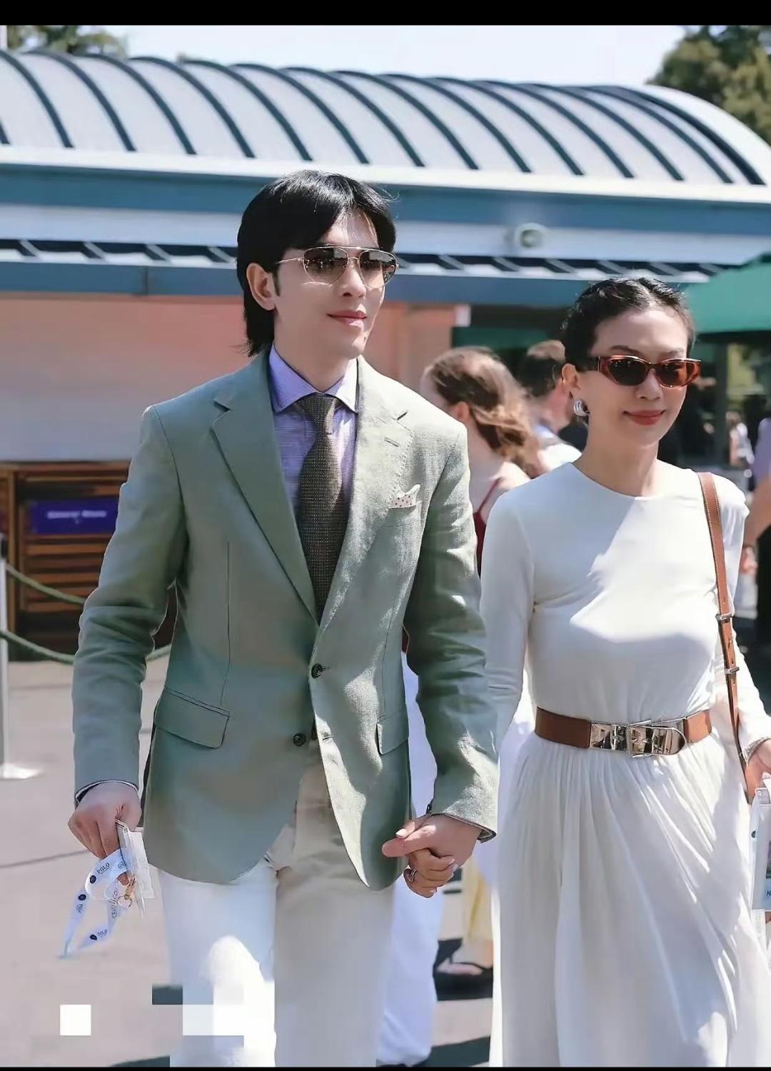 明明是两个时代的人，可是这个女人硬是让爱情滋养的年轻了不少！很难理解这个女人，