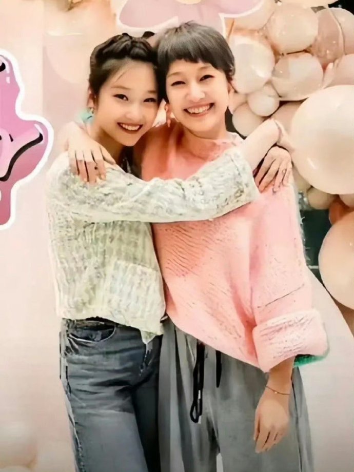 马伊琍母女俩长得挺像的，眉眼又带着爸爸文章的特征，果然是中了基因彩票​​​