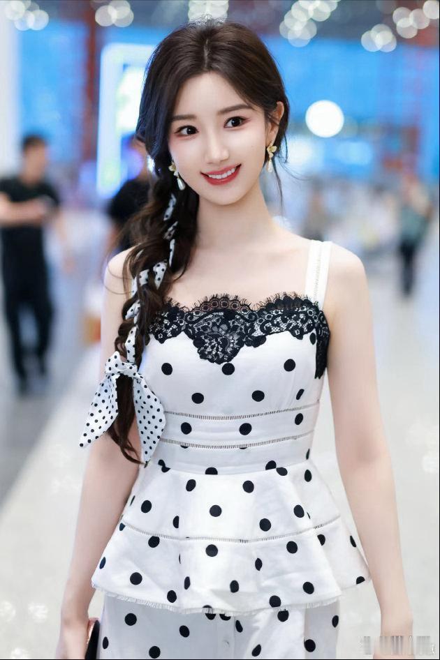 毛晓彤的穿搭氛围感十足，波点吊带裙搭配麻花辫，清新减龄，时尚感拿捏得恰到好处。