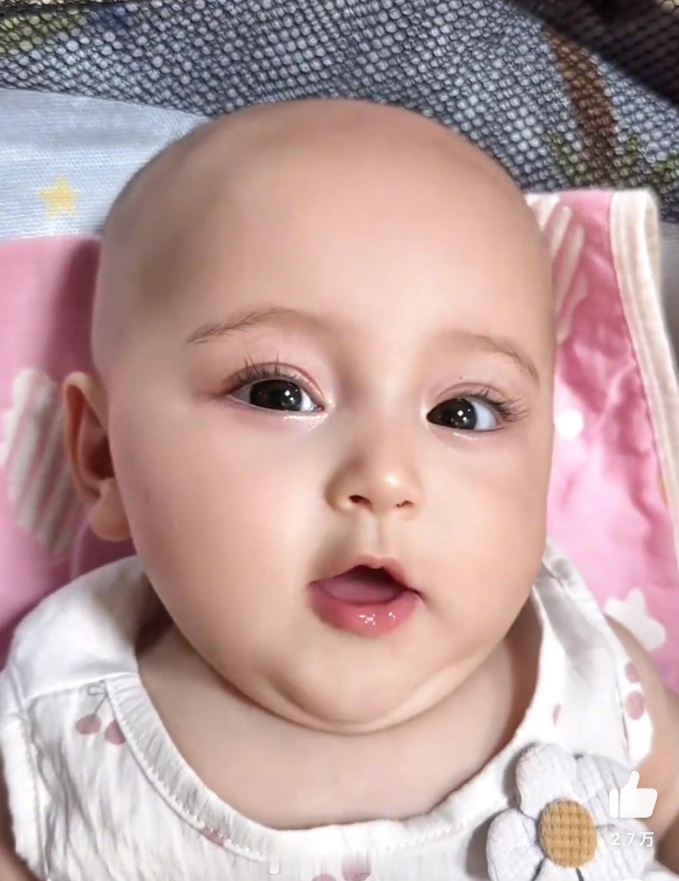 新疆的小孩一出生就带全妆woc，不是这个眼睫毛长又是谁的一辈子了[无聊