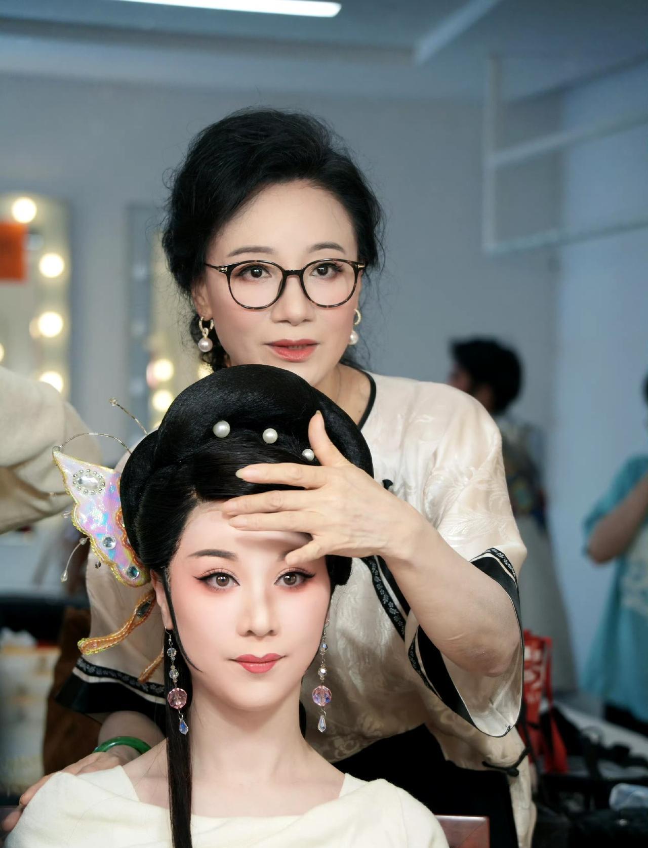 越剧“最美师徒”参加《守·望——上海越剧院建院70周年主题演出》的台前幕后。1