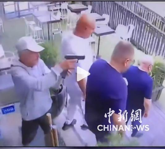 以色列黑手党头目餐厅门口被枪杀。杀手面具“老头”，杀错人了吧？看现场视频，被