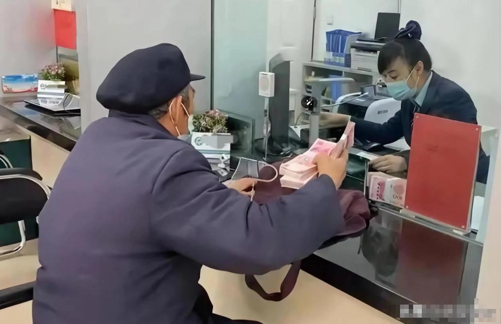 🌞“银行闹大了！”陕西西安，一大爷家里120000元的存款到期，于是来到银