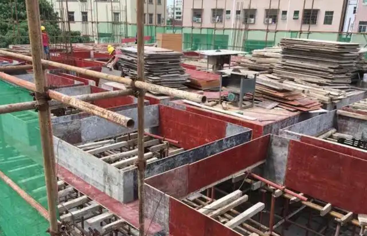 在我们通常概念里，工地上木工是个老滑头，为啥这样说呢，其一是他能够硬刚瓦工，其二