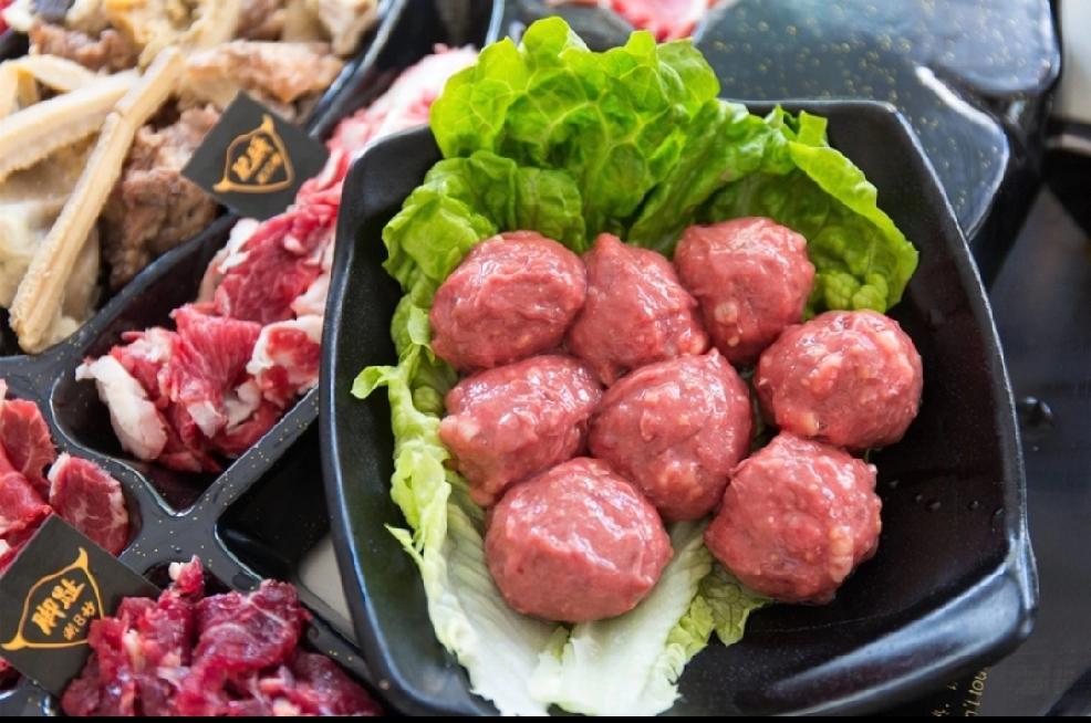 汕头酒店春节猛涨价这事，真让人一言难尽。春节本就是旅游旺季，大家都想趁着假期去潮