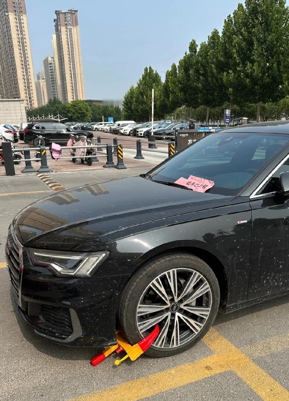 借了朋友的车出去办点事，吃完饭后发现车已锁，可气的是锁我车就算了，也不留一个电话