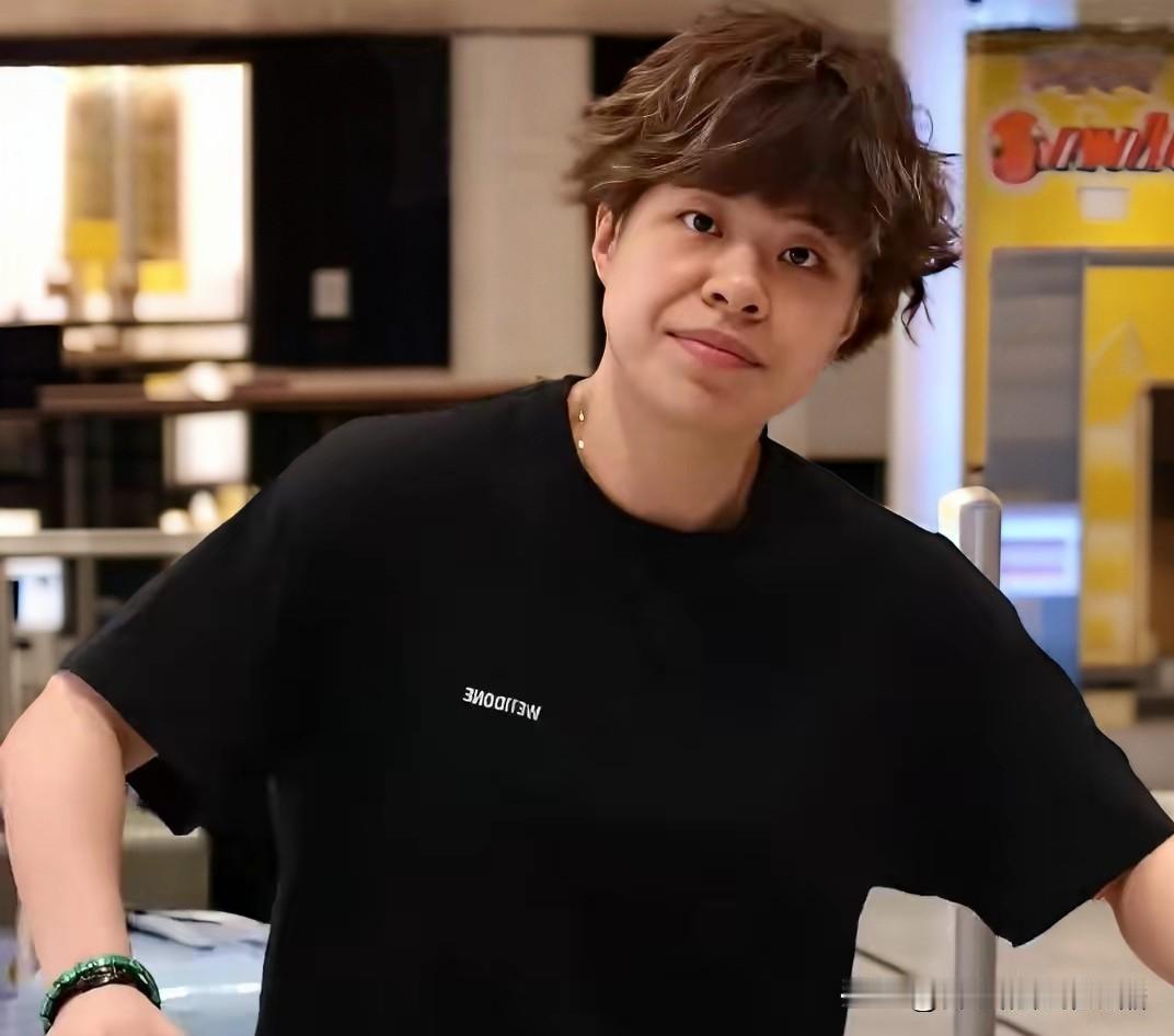 王艺迪苹果肌下垂，过年休假还瘦了。都说每逢佳节胖三斤，大迪可能是走亲访友累了。