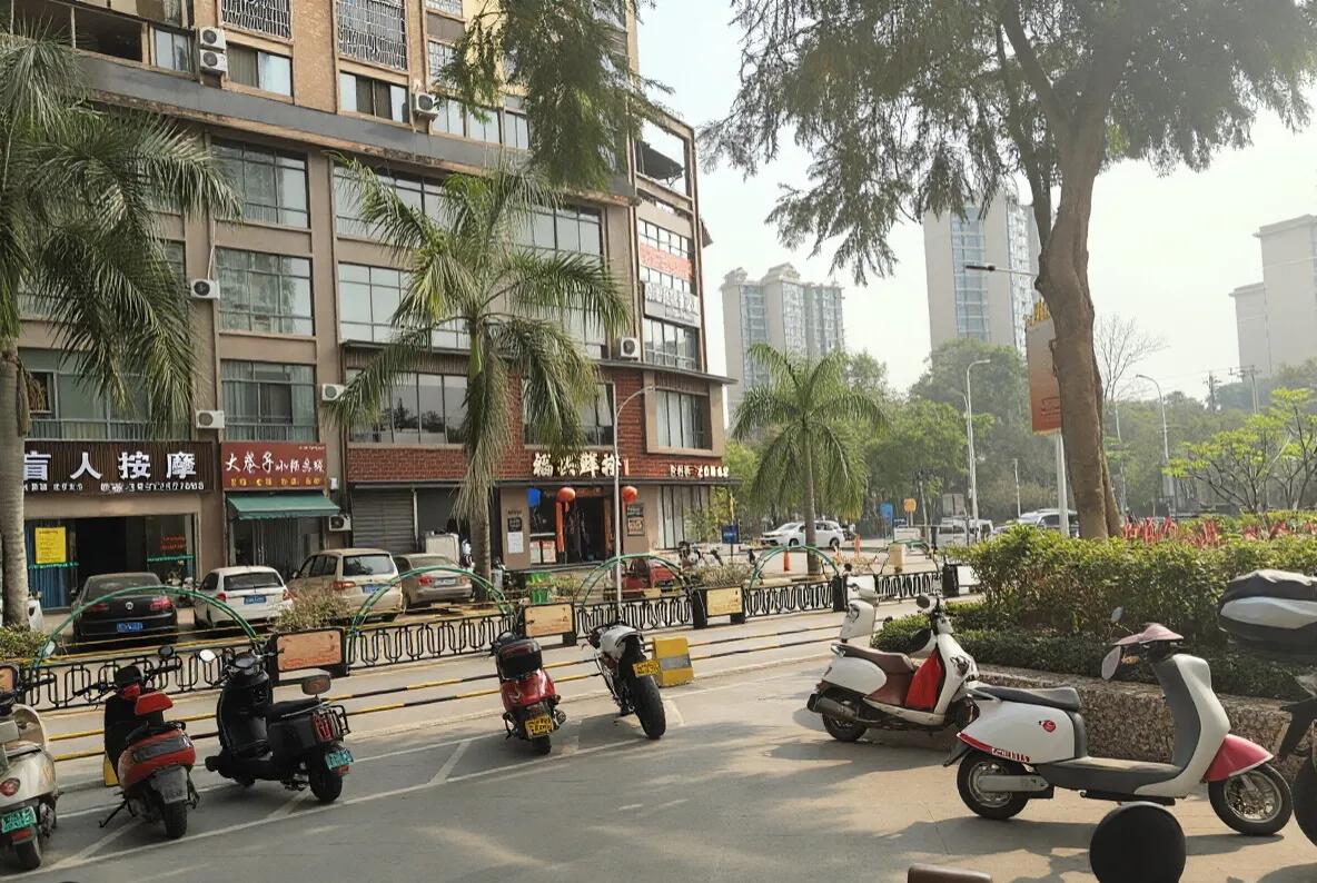 邻居二号门是一个民宿，每年冬天都有不同地方的老两口成为我们邻居。去年冬天是内蒙古