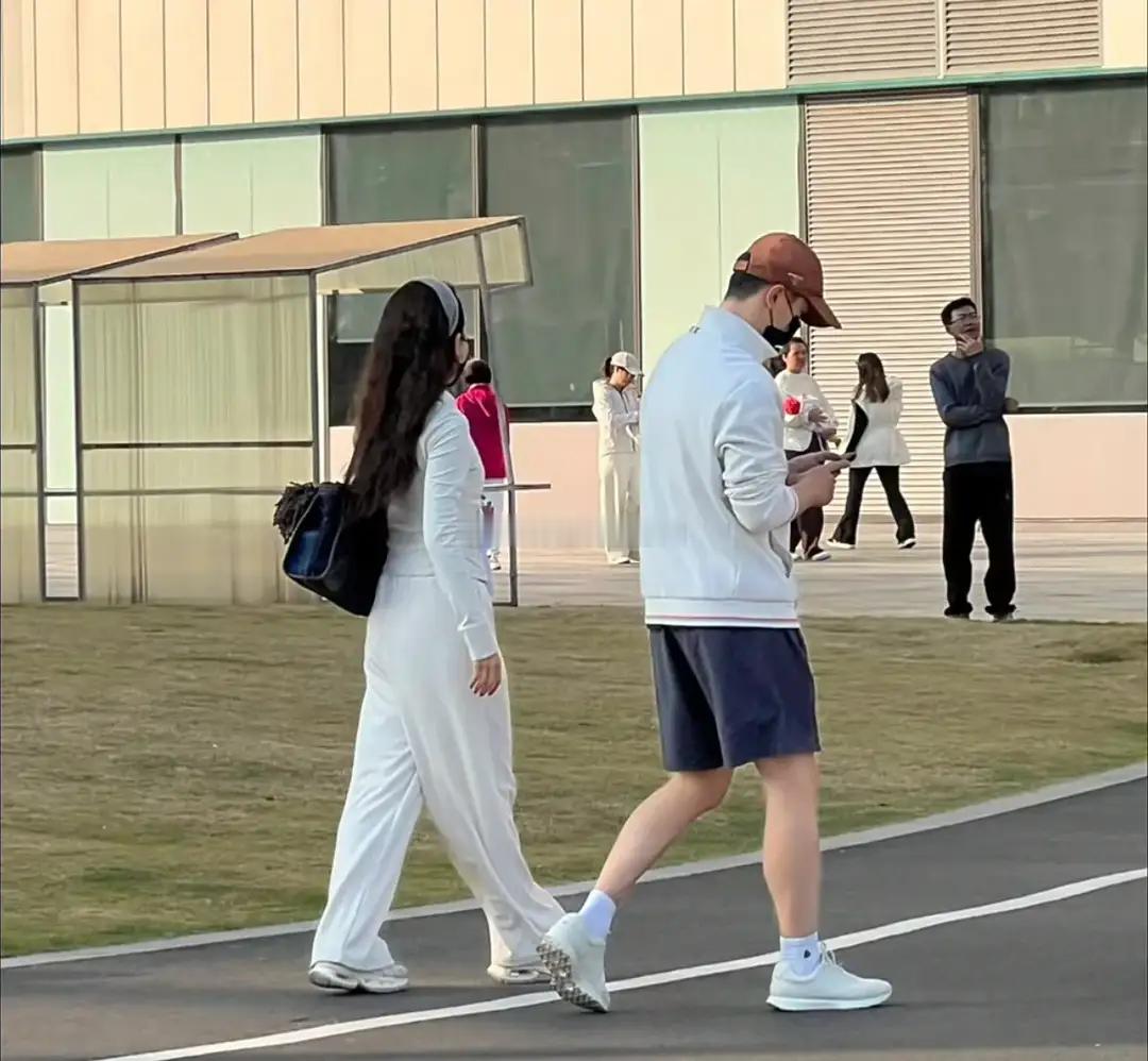 马龙夏露闪现广州，夏露穿的裤子太显胖被避雷，马龙竟还穿着短裤！！！！！！