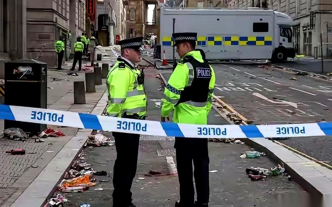 他们又上街了。我一点也不意外。只是这次，地点是伦敦，讨伐的对象是英国新首相。