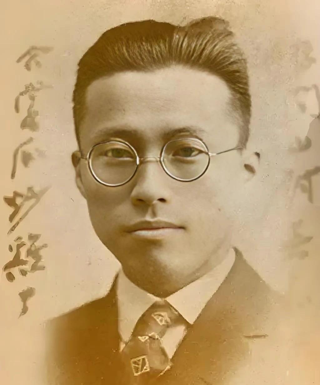 他20岁到麻省理工学院学习，仅用四年半便获电机学士、硕士、博士三个学位，中国第一