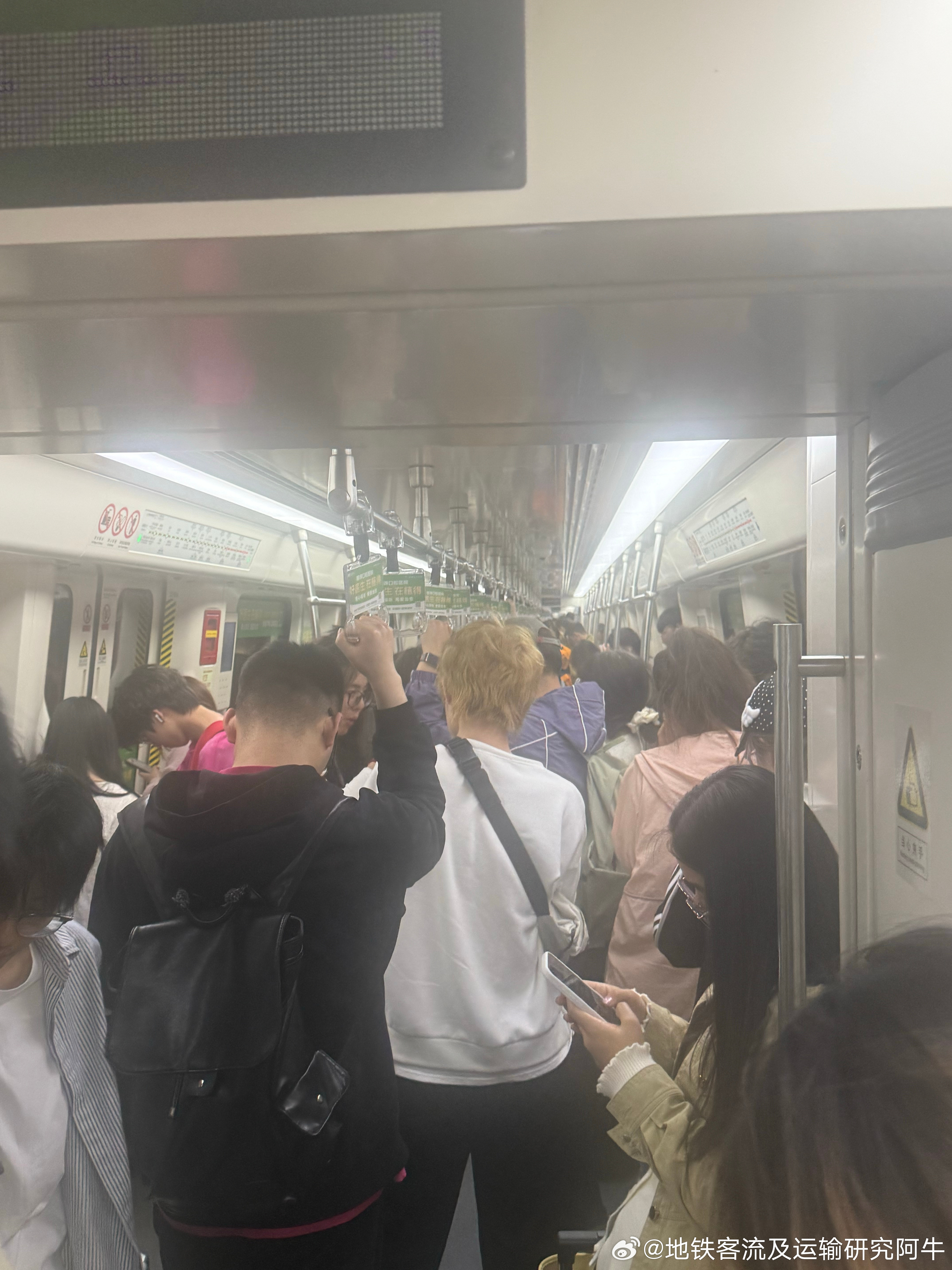 郑州地铁网友：2026-05-01（五一假期第一天）22点32分，郑州地铁