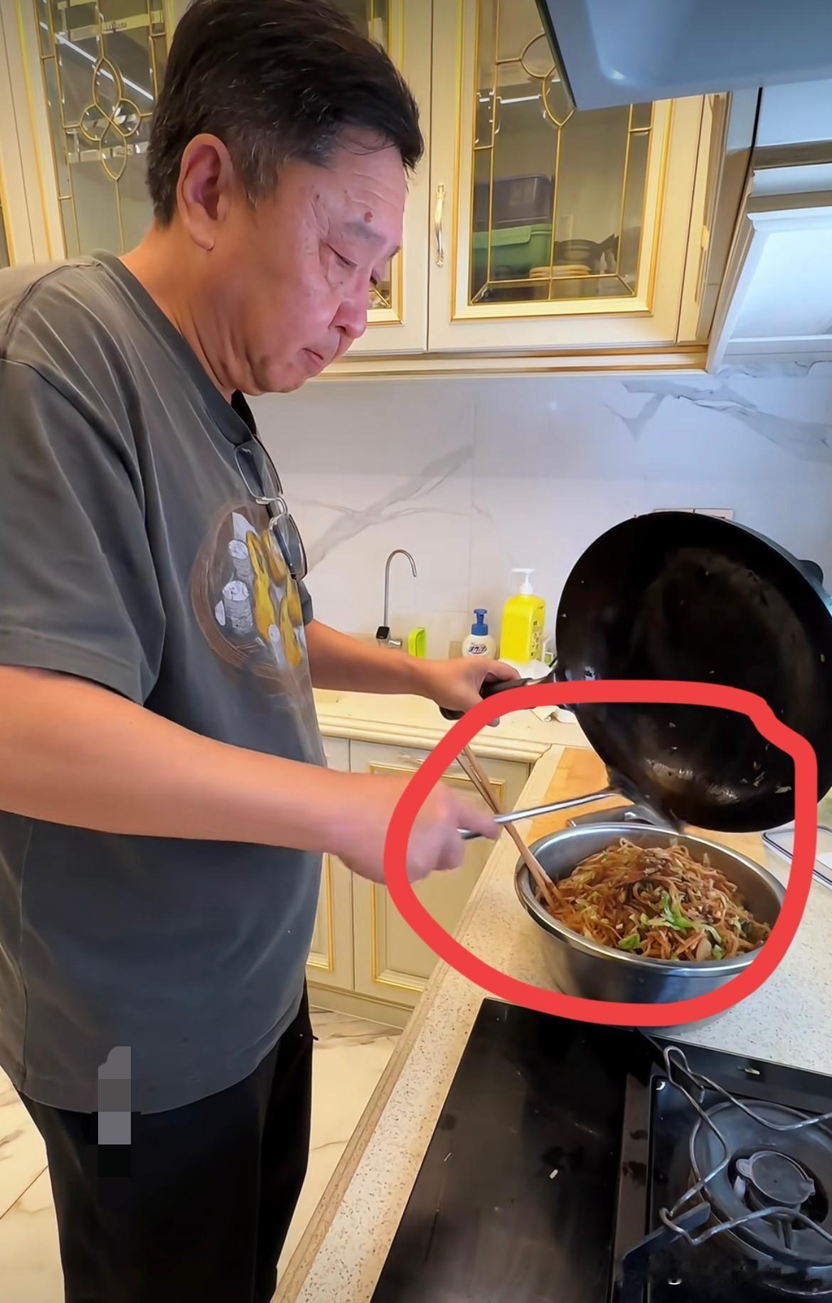 果然这件事，并没打乱于谦的生活节奏，瞧他胃口反而变大了！这是“焖饼”还是“焖锅”