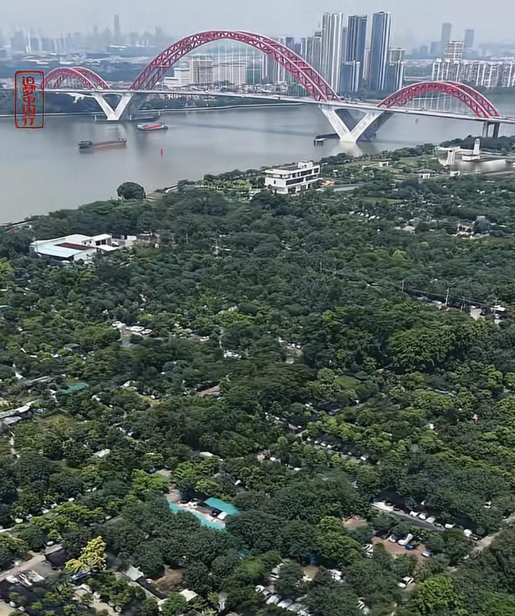 广州番禺厦滘新光大桥，这个大型露天停车场，停车费一个月150-200，能遮阳的2