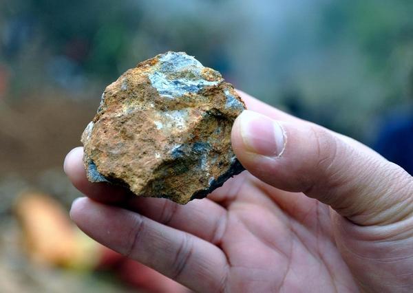 深圳惊天走私案！27人偷运军工锑锭166吨，内鬼竟藏于此。“这批货伪装成普