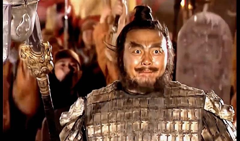三国演义今早练完矛法，看见曹贼那边又搞什么屯田，东吴小儿也在江上练兵。俺心里就憋着火！大哥说咱要稳，