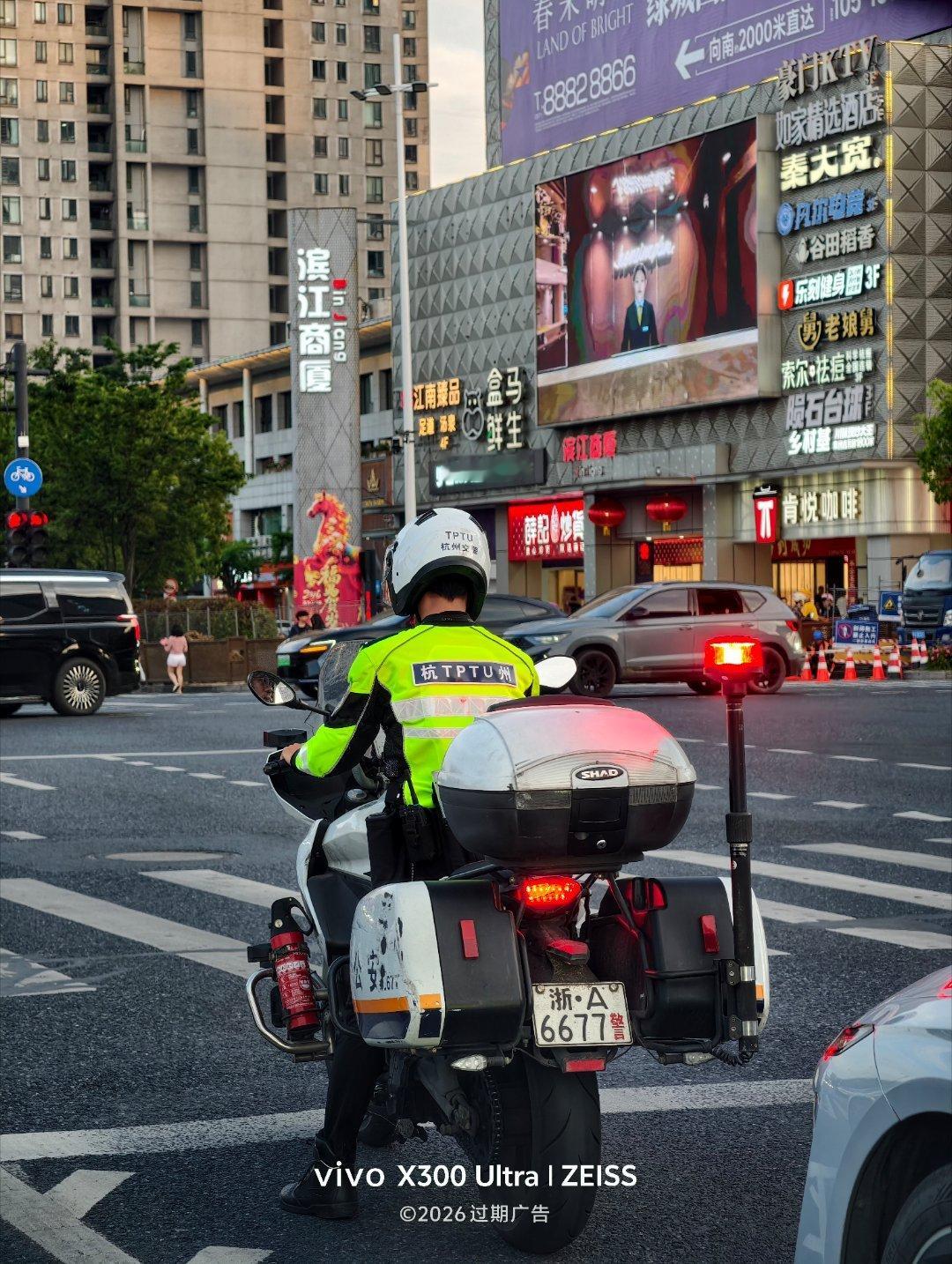 交警的摩托车牌真不错。交通安全