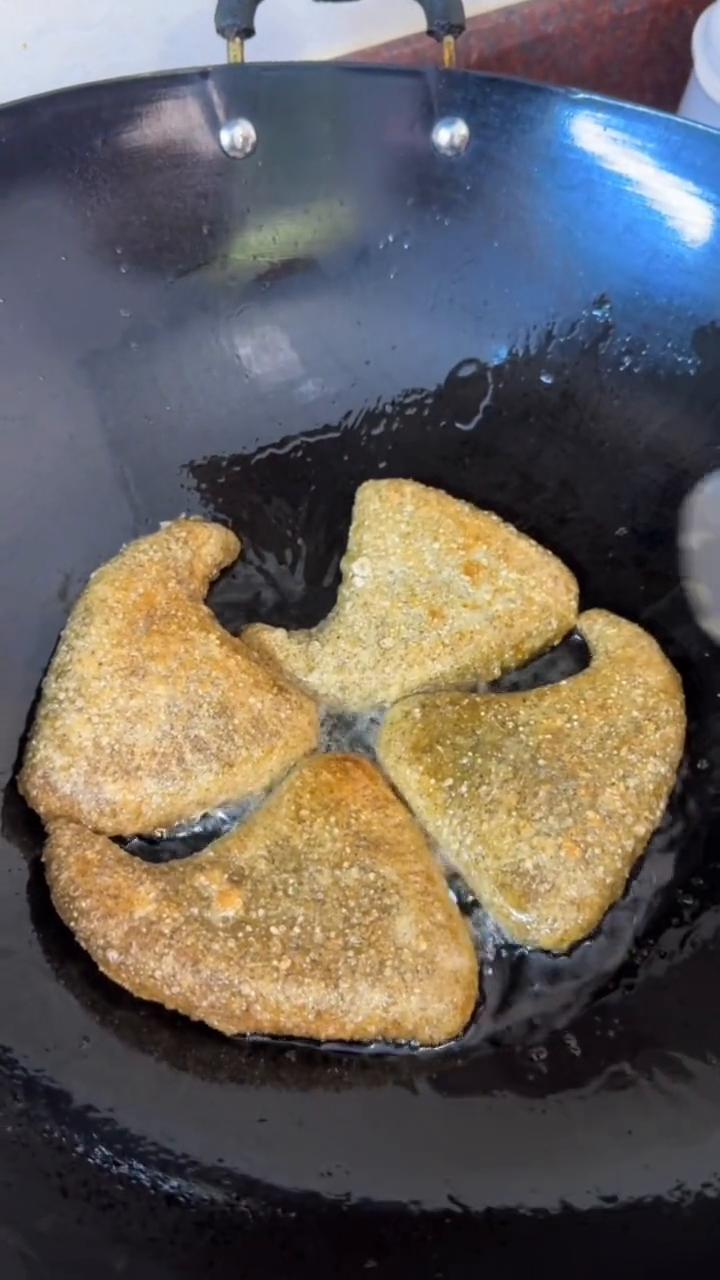 这个是花生糖还有芋泥的，早上刚做的，留了4个来煎。蒸一下也可以吃，但是我们觉得煎