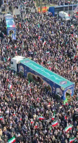 2026年3月18日，伊朗德黑兰革命广场庄严肃穆，数千名伊朗民众与各界官员在此聚