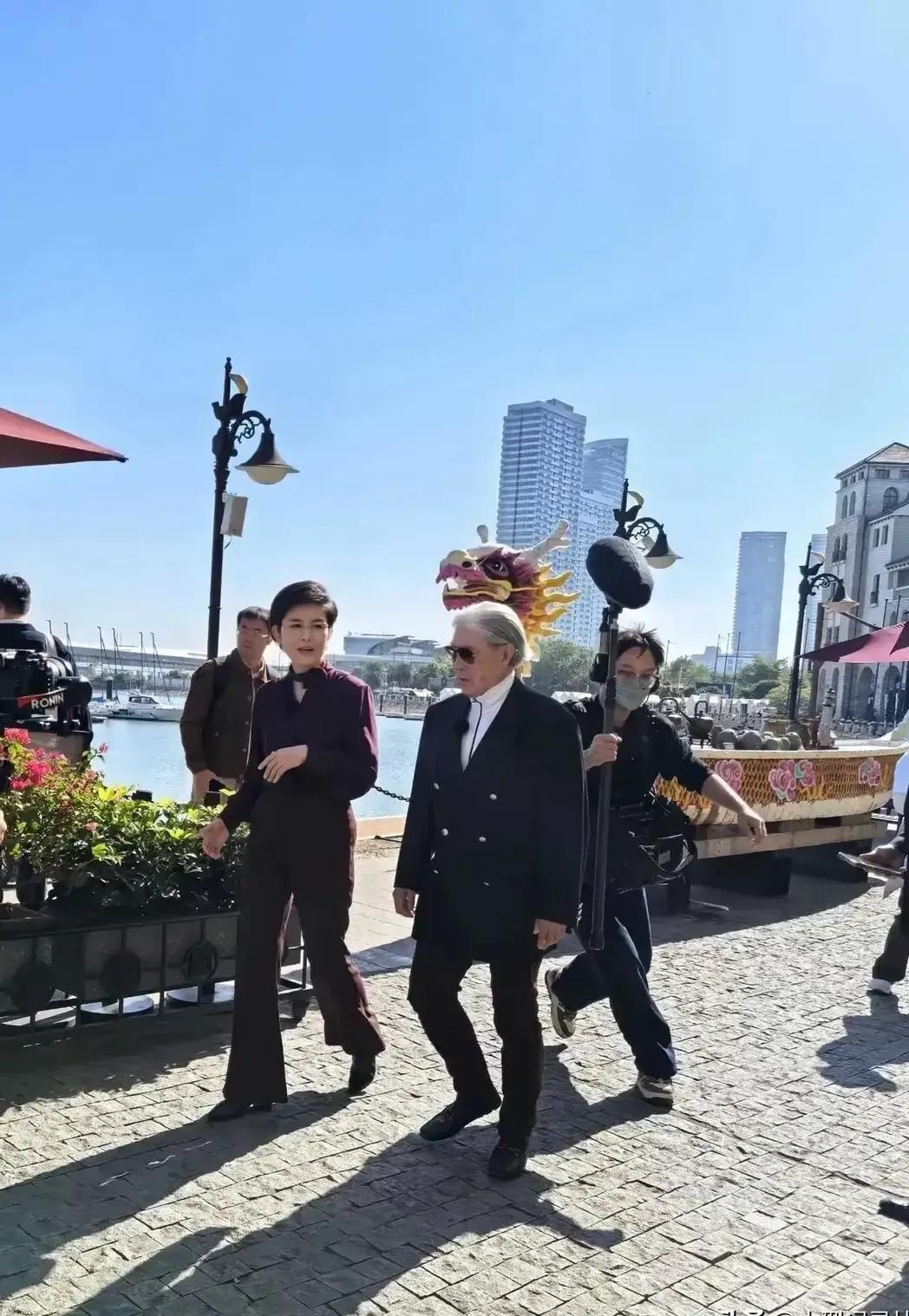 近日，霍震霆一家亮相南沙。78岁的霍震霆神清气爽，精神头十足。儿媳郭晶晶身着新中