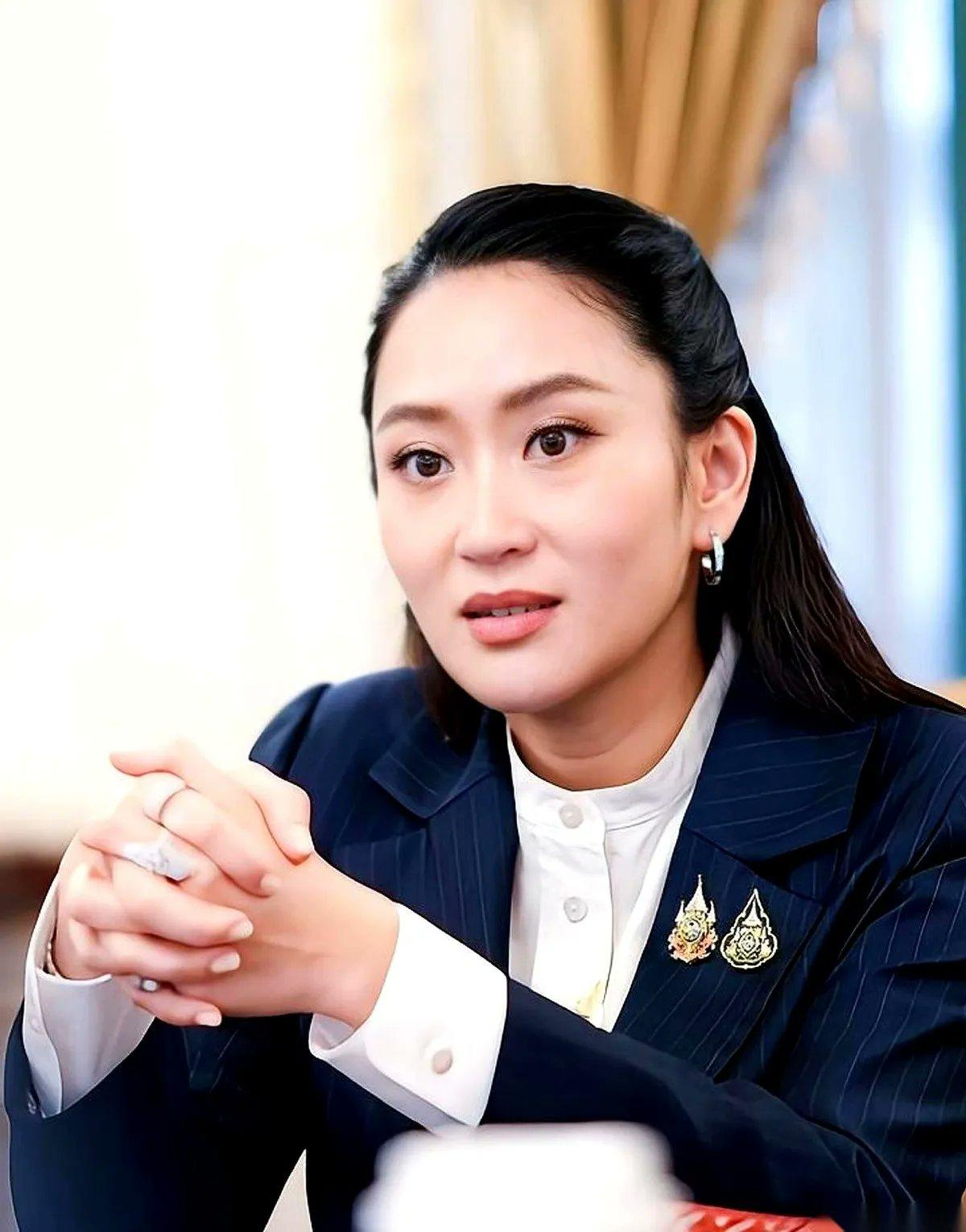 洪森此刻怕是悔得肠子都青了——肠子拧成麻花，夜里翻身都听见“咯吱”响！当初佩