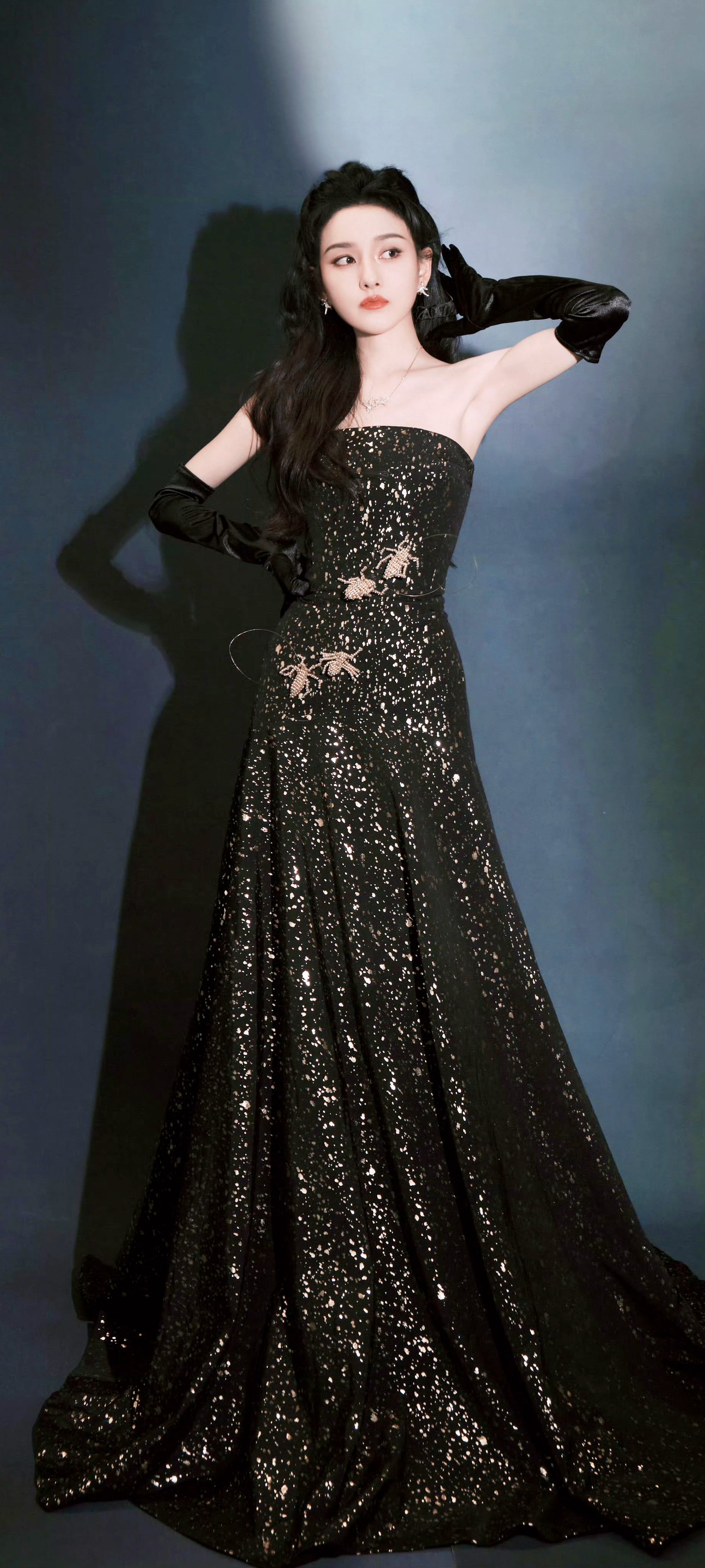 宋祖儿的三套礼服：黑色，银色，红色