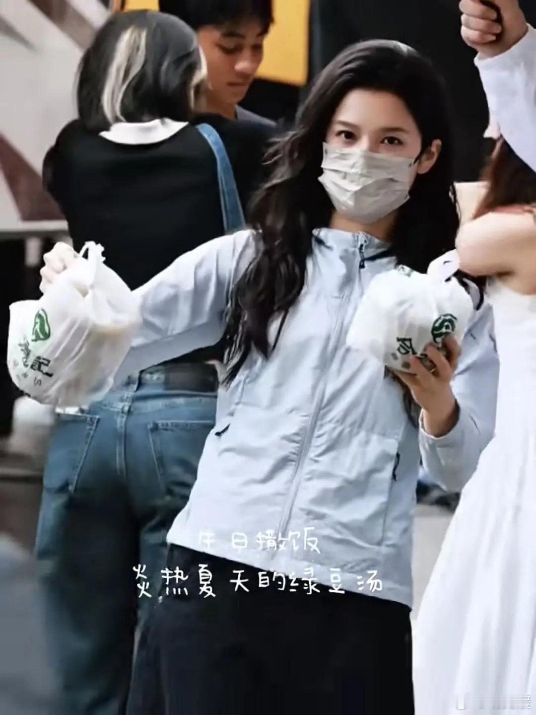 张婧仪之前收信还给粉丝鞠躬有点颠覆我的印象了很少见到艺人亲自收信还会一个一个点头弯腰示意的…我还是比