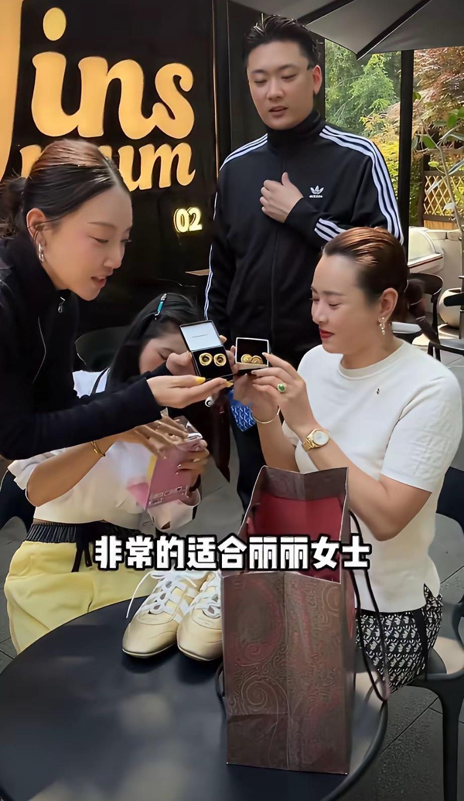 崔晋日本旅行归来，给晋妈带金银首饰，送给李勒优的却是游戏厅夹的娃娃。几百日元的小