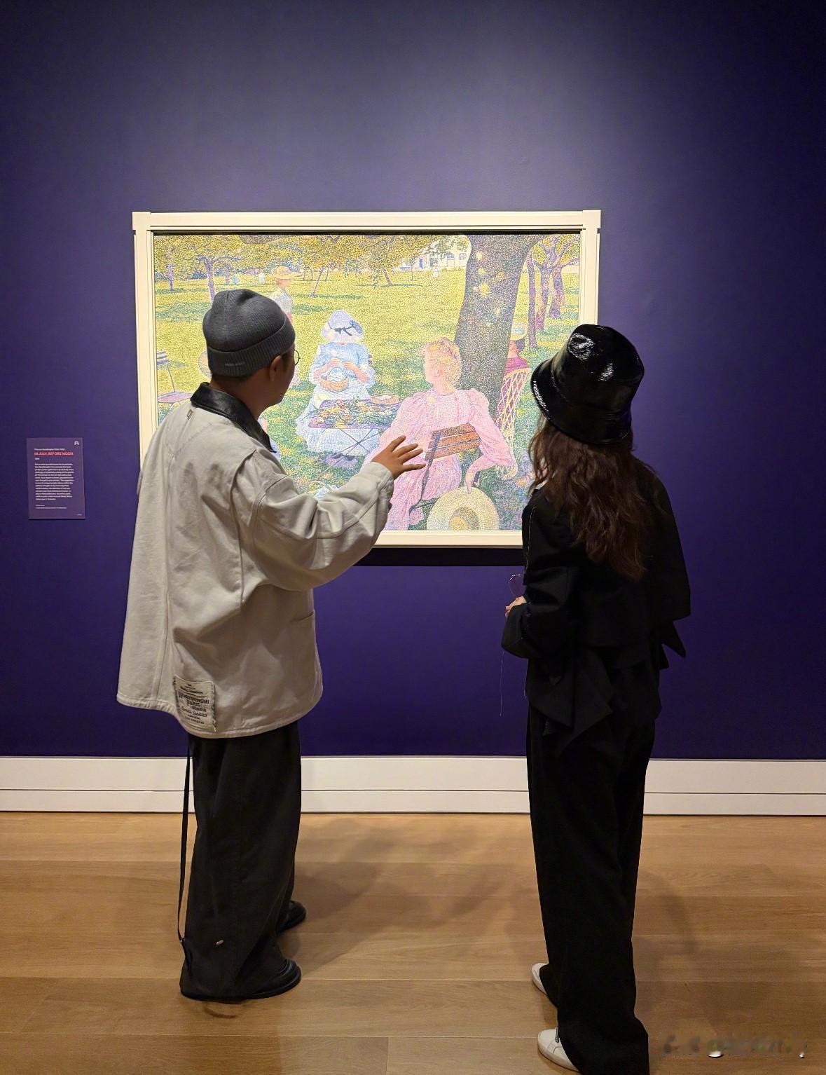 杜海涛和奶茶妹章泽天一起在伦敦逛画展，两人灿烂无比合影留念，沈梦辰看到要吃醋了。