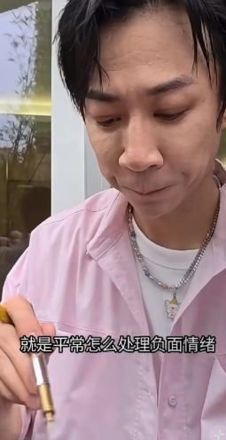 张维伊除了把大金表、耳机焊在脸上，更加值得注意的还有他这款定制款的超油刘海！