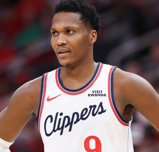 洛杉矶快船队篮球运营总裁劳伦斯·弗兰克在赛季总结新闻发布会上，谈到了年轻球员本内