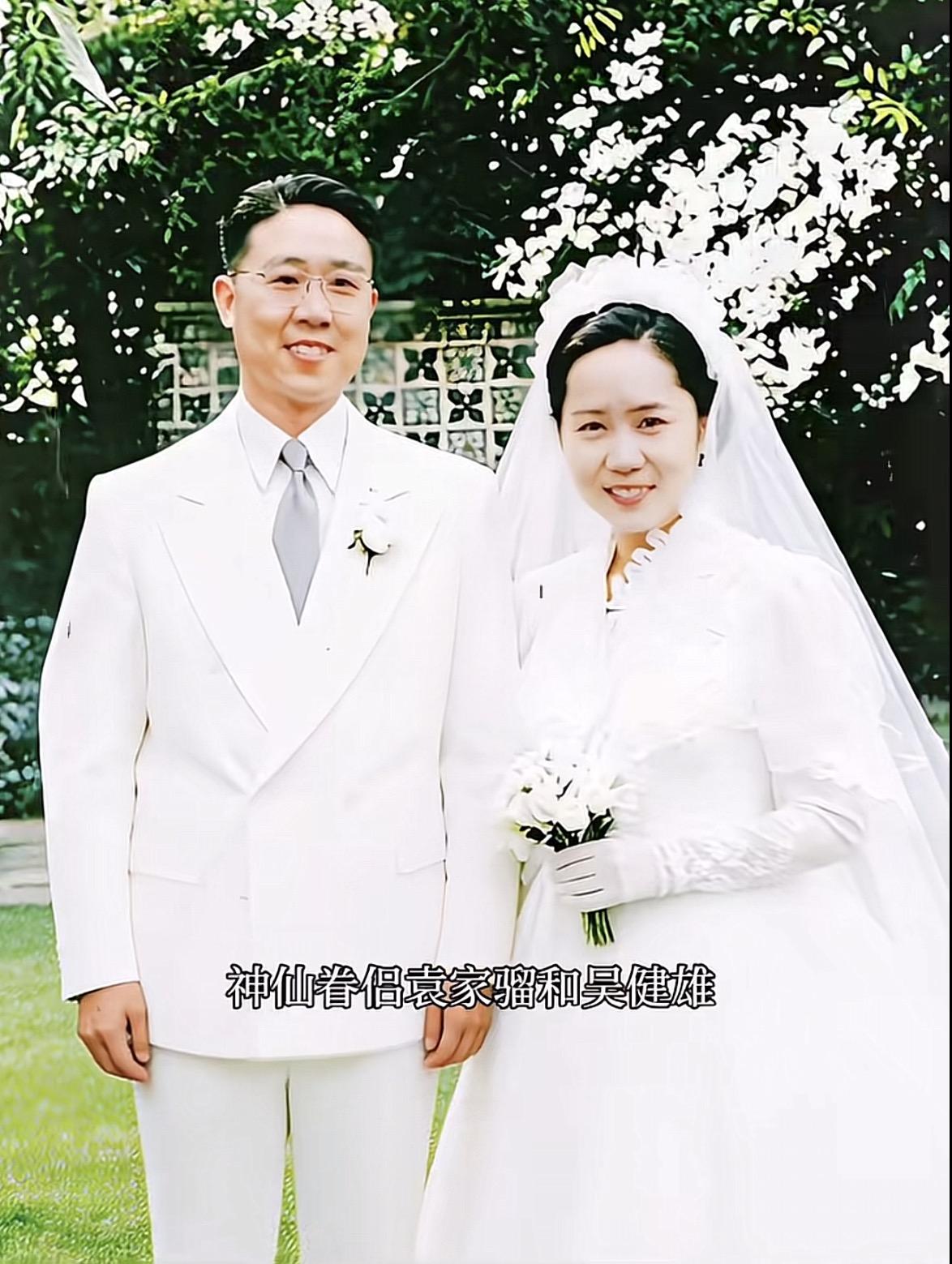 下图是袁世凯的孙子袁家骝和反袁斗士吴仲裔的女儿吴健雄的婚纱照，因为身份的关系，两