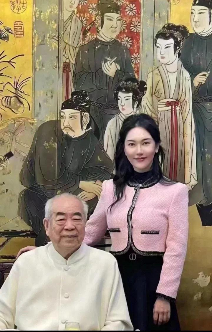 87岁画家范曾官宣喜得独子，与女儿继子断绝关系。这年头不断刷新生孩子年龄，前有