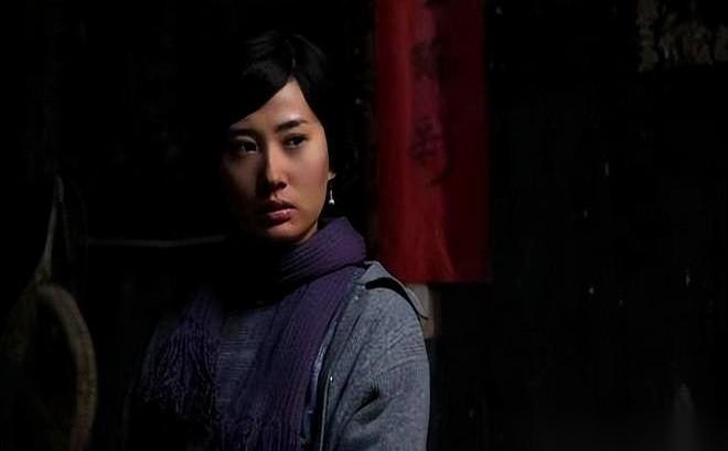 1945年1月，广东台山。一个叫黄美英的女人，26岁，被绑在刑场的木桩上。日军