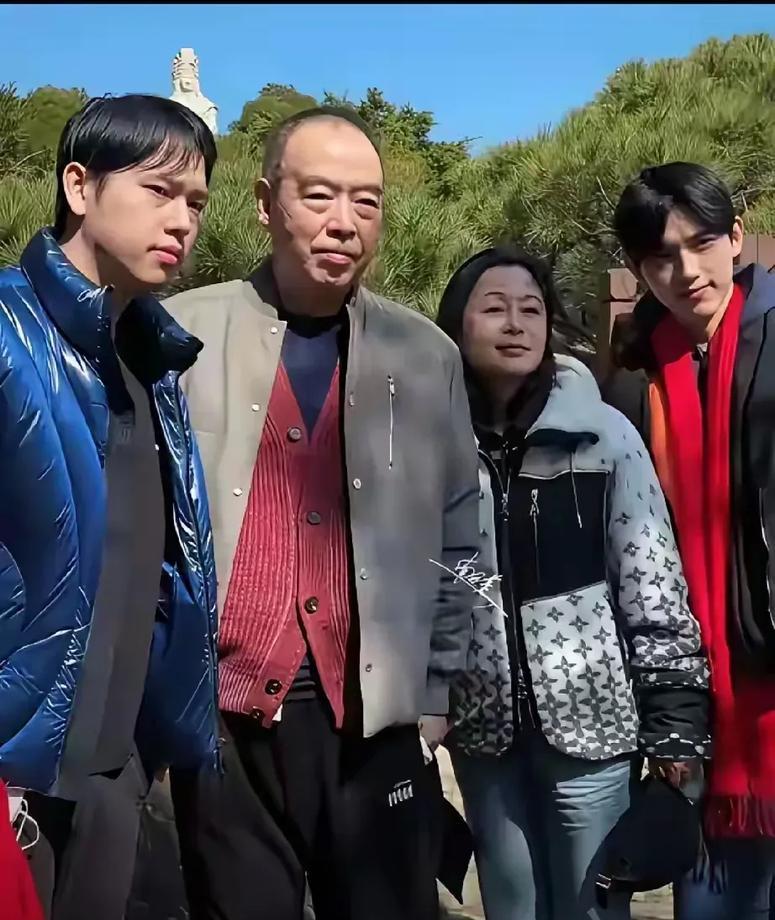 71岁陈凯歌弓起身子，工作人员的手托住他肘弯。镜头拍到他为《志愿军》路演颤巍巍