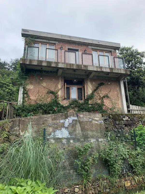 消费者血泪控诉！江西刘女士遭遇“隐形坑”民宿，订单变“床位收费”，平台失职引发热