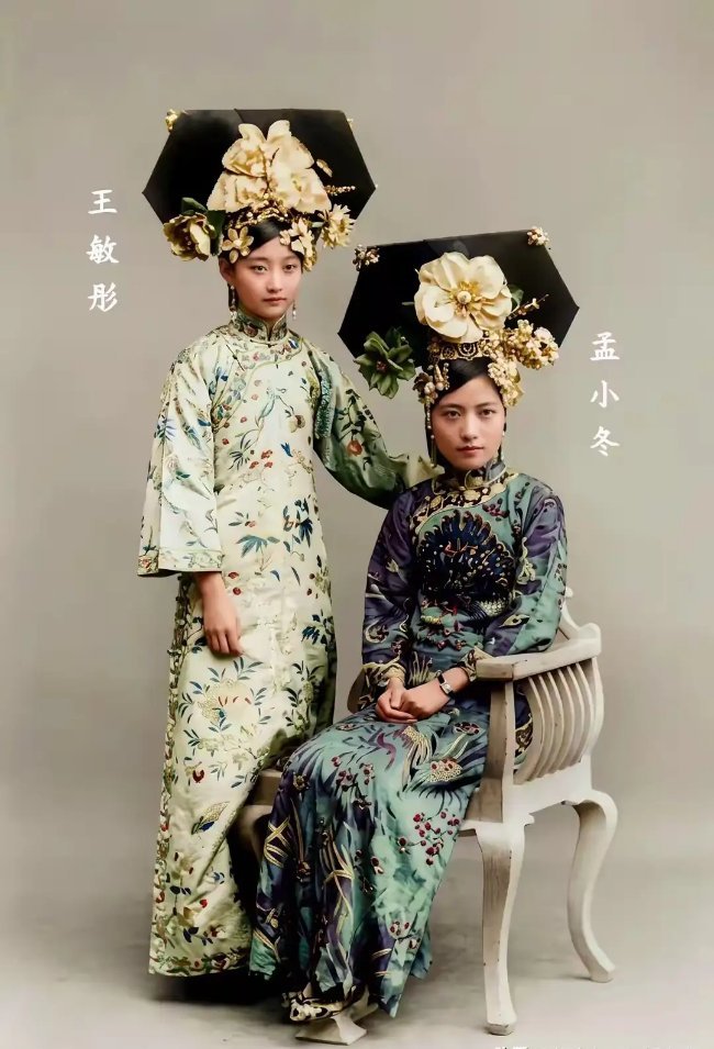 二十年代，孟小冬与晚清格格王敏彤的合影，她年轻貌美气质不凡​​​
