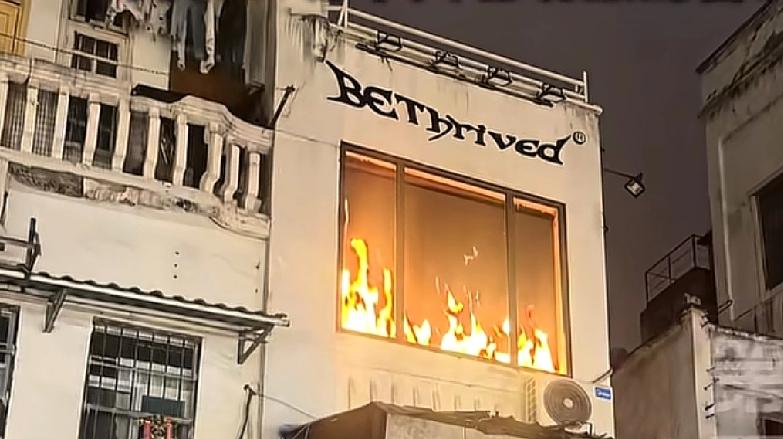 没想到广州一个广告牌却引来了这么大的祸广州一门店，重新装修店面，用了一种电子产