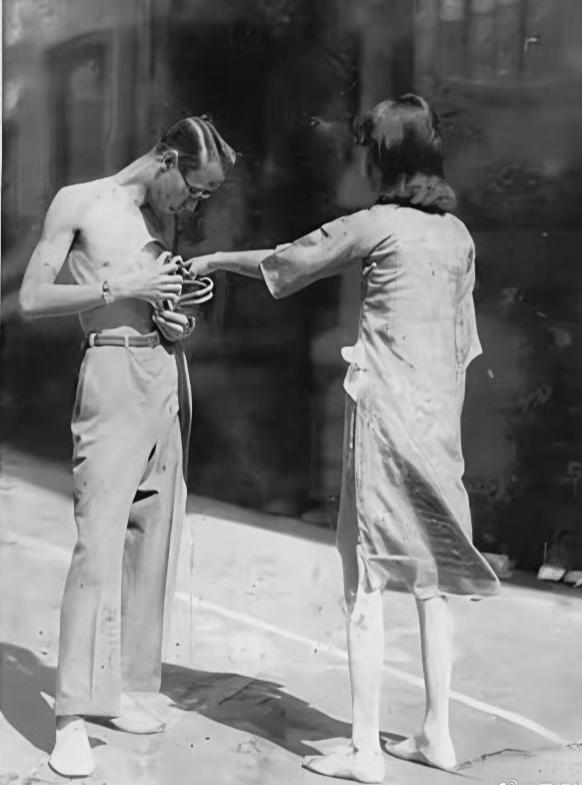 这是末代皇帝溥仪和皇后婉蓉的一张罕见照片，拍摄于1925-1931年期间的天津租